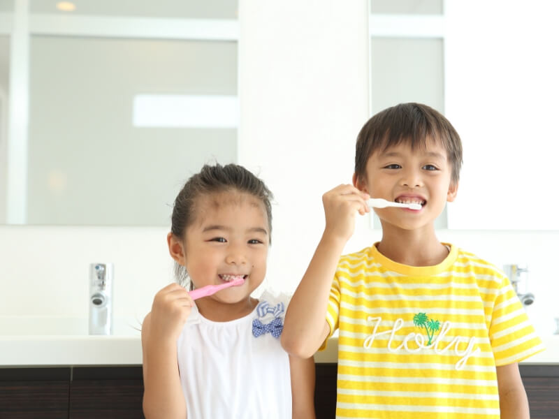 乳歯がむし歯だと永久歯にも影響する場合があります​
              り