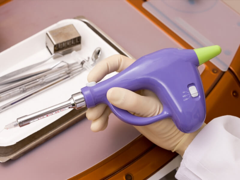 治療時の痛みを抑えるためになるべく麻酔を使用​