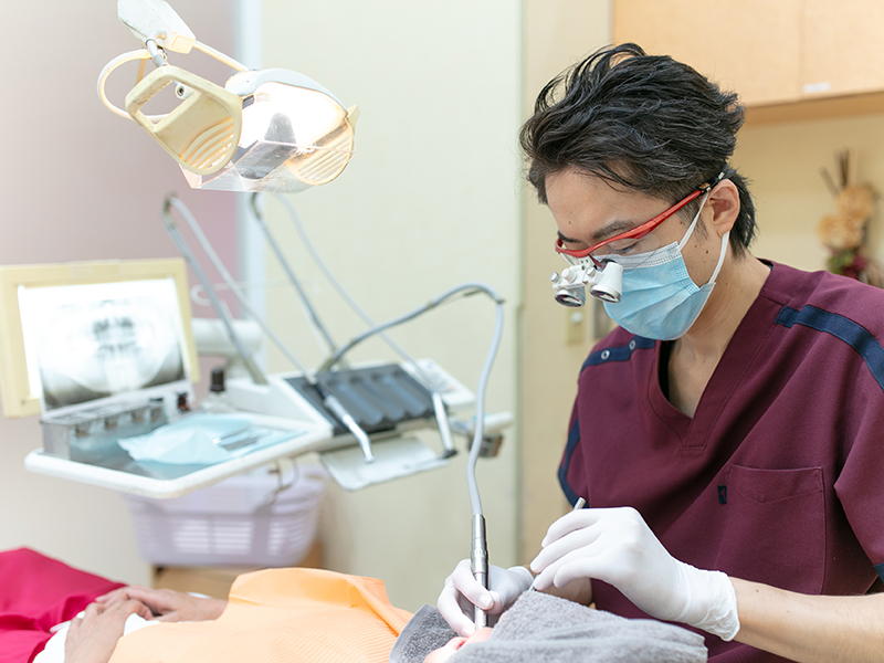 拡大鏡（ルーペ）を使用した精度の高い治療​